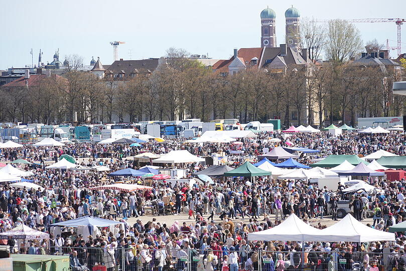 Am Samstag beim Flohmarkt ist viel los – kein Wunder bei dem schönen Wetter.