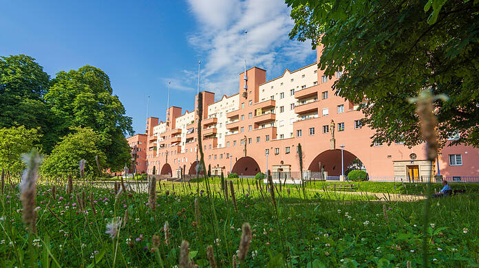 Der Karl-Marx-Hof ist ein Gemeindebau der Stadt Wien im 19. Bezirk Döbling.