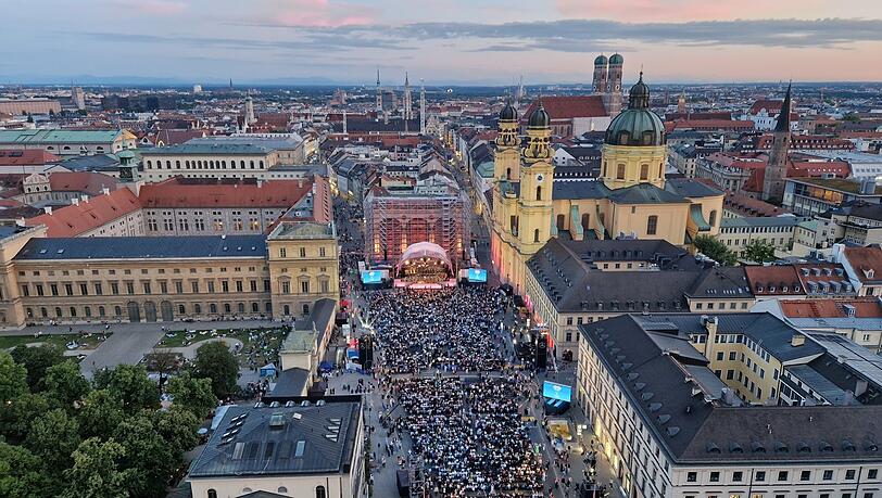 Der Blick vom Kamera-Kran des Bayerischen Rundfunks auf „Klassik am Odeonsplatz“ und die Münchner Altstadt. Der Blick vom Kamera-Kran des Bayerischen Rundfunks auf „Klassik am Odeonsplatz“ und die Münchner Altstadt.