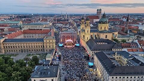 Der Blick vom Kamera-Kran des Bayerischen Rundfunks auf &bdquo;Klassik am Odeonsplatz&ldquo; und die M&uuml;nchner Altstadt.