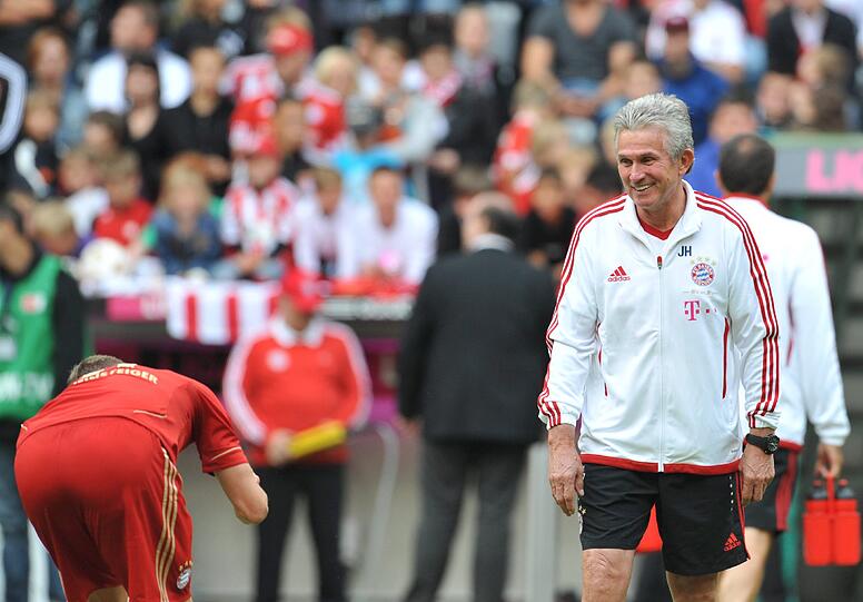 Zurück beim FC Bayern München: Trainer Jupp Heynckes begrüßt die Fans...