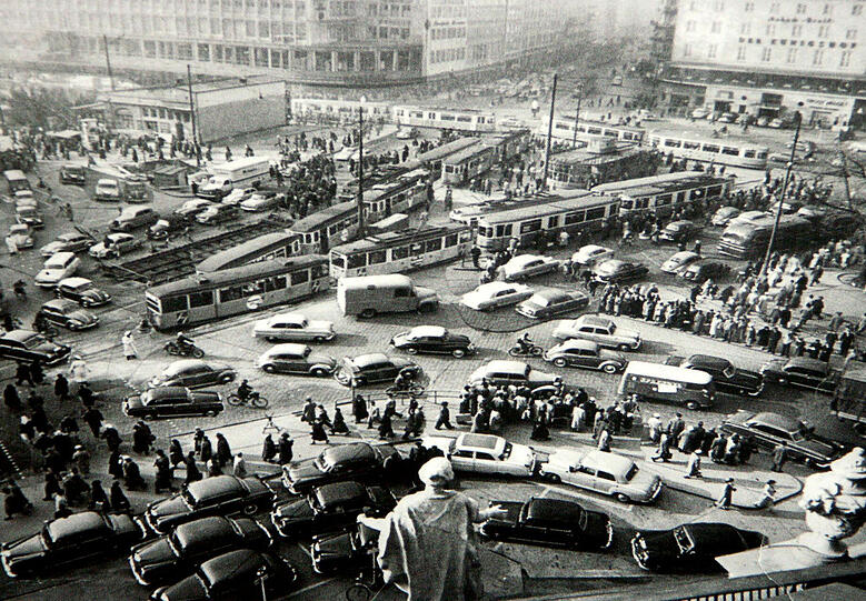 Kaum vorstellbar: So schaut es im Jahr 1955 auf dem Stachus aus. Oben sind Kaufhof und Königshof zu sehen, darunter Autos und Trams.