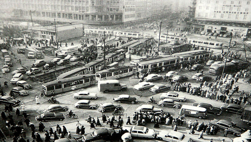 Kaum vorstellbar: So schaut es im Jahr 1955 auf dem Stachus aus. Oben sind Kaufhof und Königshof zu sehen, darunter Autos und Trams.
