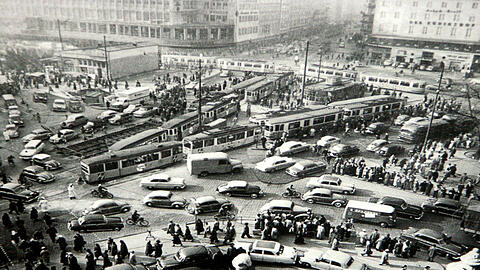 Kaum vorstellbar: So schaut es im Jahr 1955 auf dem Stachus aus. Oben sind Kaufhof und Königshof zu sehen, darunter Autos und Trams.