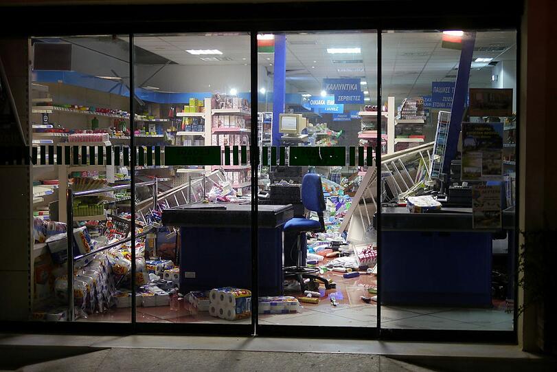 Nach mehreren Erdbeben sind Gebäude und Straßen auf der griechischen Insel Kefalonia stark beschädigt.