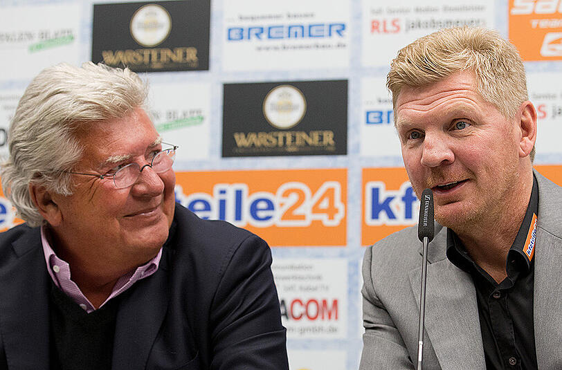 Stefan Effenberg (rechts) und Paderborns Vereinspräsident Wilfried Finke.