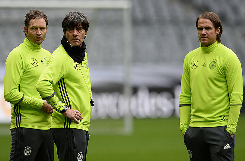 Skeptische Mienen: Bundestrainer Joachim Löw (Mitte) mit seinen Co-Trainern Marcus Sorg (links) und Thomas Schneider.