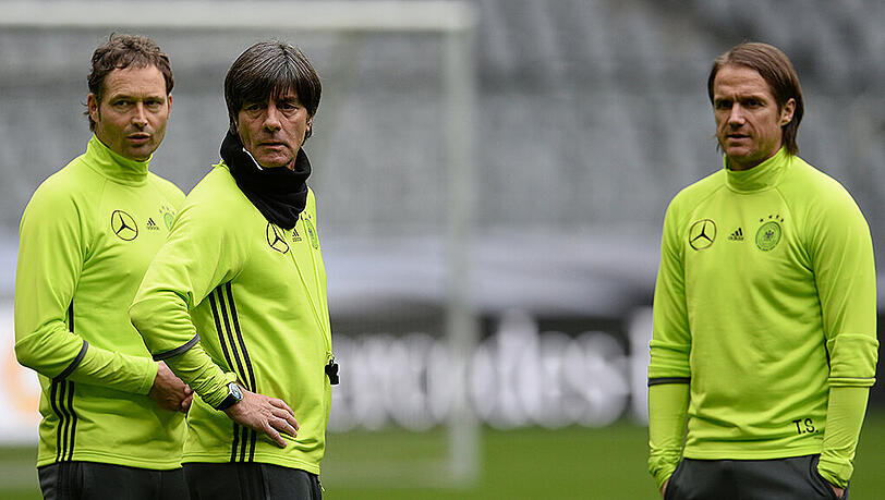 Skeptische Mienen: Bundestrainer Joachim Löw (Mitte) mit seinen Co-Trainern Marcus Sorg (links) und Thomas Schneider. Skeptische Mienen: Bundestrainer Joachim Löw (Mitte) mit seinen Co-Trainern Marcus Sorg (links) und Thomas Schneider.
