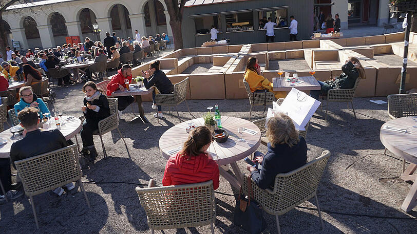 Bei strahlendem Sonnenschein und milden Temperaturen hat am Freitag der Tambosi-Biergarten eröffnet. Die Bilder.