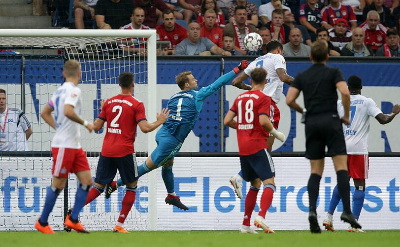 Bayern-Keeper Manuel Neuer klärt bei einem Hamburger Angriff.