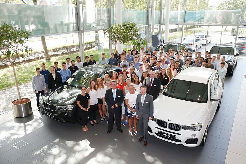 Auf geht&rsquo;s bei BMW: Niederlassungsleiter Peter Mey (vorne) im Kreise der Azubis des Jahrgangs 2015.