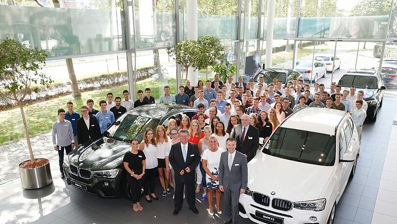 Auf geht’s bei BMW: Niederlassungsleiter Peter Mey (vorne) im Kreise der Azubis des Jahrgangs 2015. Auf geht’s bei BMW: Niederlassungsleiter Peter Mey (vorne) im Kreise der Azubis des Jahrgangs 2015.