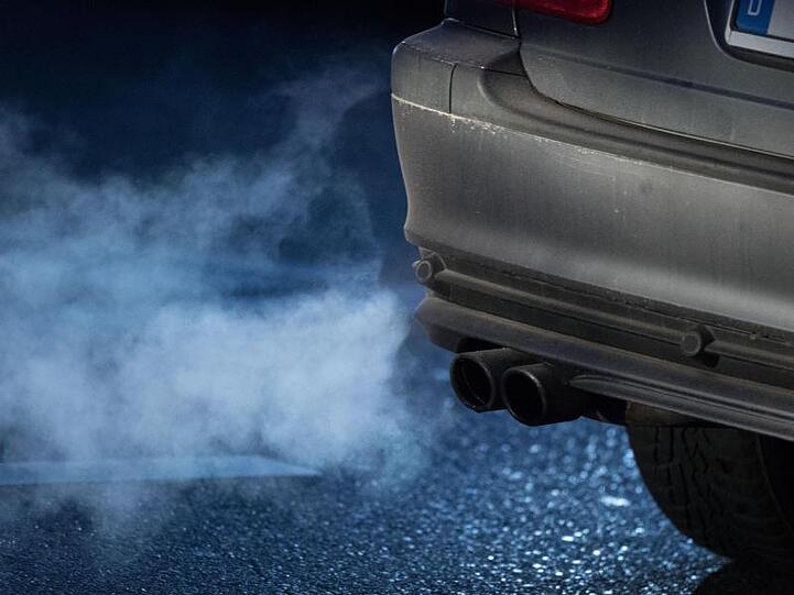 Abgase kommen aus dem Auspuff eines Autos. Foto: Marijan Murat/Archivbild