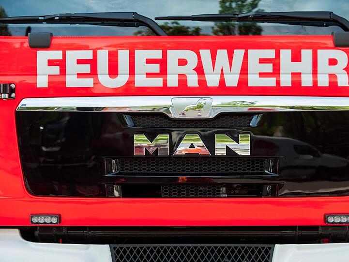 Ein Blick auf die Front eines Einsatzfahrzeugs der Feuerwehr. Foto: Hauke-Christian Dittrich/Archivbild