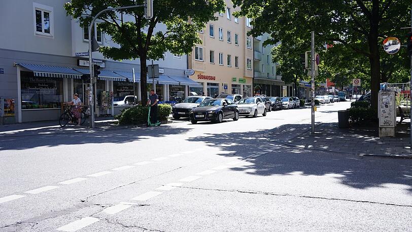 Noch ist auf der Augustenstraße für jede Fahrtrichtung eine Spur.