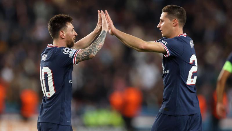 Superstar Lionel Messi (l) wird nach seinem Treffer zum 2:2 von Mitspieler Julian Draxler beglückwünscht. Superstar Lionel Messi (l) wird nach seinem Treffer zum 2:2 von Mitspieler Julian Draxler beglückwünscht.