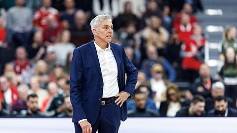 Bayerns Basketballer mit Coach Gordon Herbert gewinnen im BBL-Pokal in Bonn.