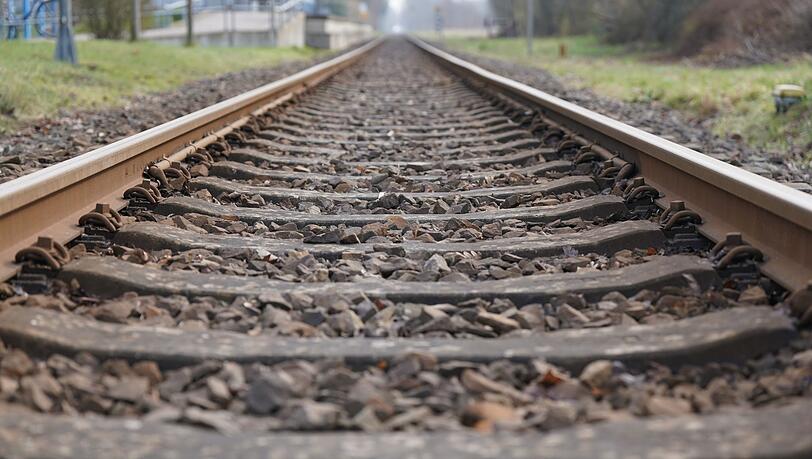 Nach dem Brand in einem Sicherungskasten verspäten sich viele Züge auf der Strecke zwischen Hannover und Berlin. (Symbolbild)