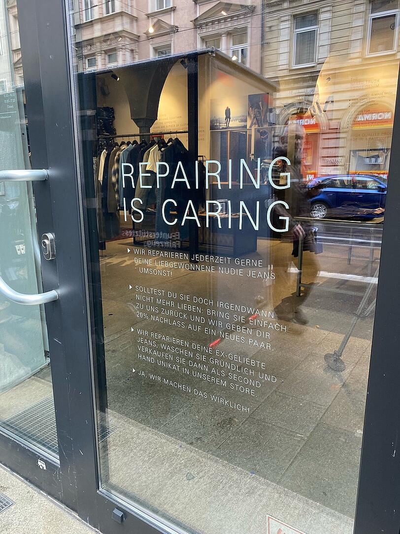 „Repairing is Caring“, steht in der Tür, also: Reparieren ist Fürsorge. „Repairing is Caring“, steht in der Tür, also: Reparieren ist Fürsorge.