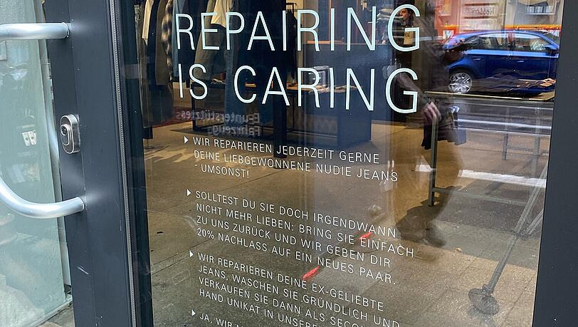 „Repairing is Caring“, steht in der Tür, also: Reparieren ist Fürsorge. „Repairing is Caring“, steht in der Tür, also: Reparieren ist Fürsorge.