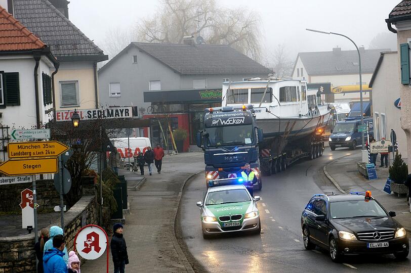 Ein Schiff auf Reisen: Die "MS Schondorf" auf dem Lkw. Die Strecke zwischen dem Ammersee und dem Starnbeger See beträfgt rund 35 Kilometer.