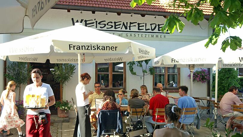 Der Wirtsgarten vom Weissenfelder: In der mediterranen Atmosphäre lässt sich’s gut entspannen. Der Wirtsgarten vom Weissenfelder: In der mediterranen Atmosphäre lässt sich’s gut entspannen.