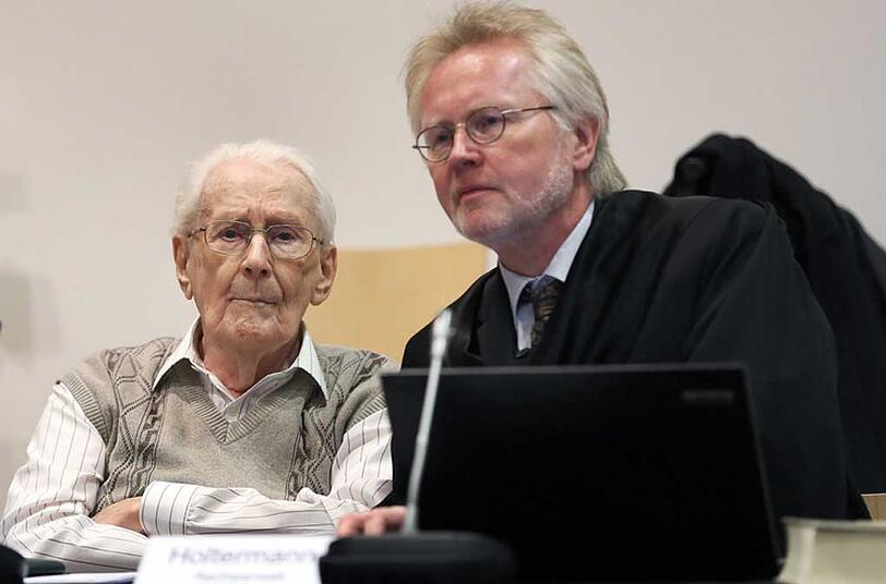 Der Angeklagte Oskar Gröning (l) sitzt am 21.04.2015 mit seinem Anwalt Hans Holtermann im Gerichtssaal in Lüneburg (Niedersachsen).
