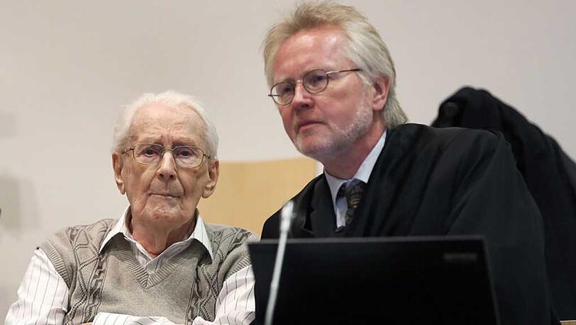 Der Angeklagte Oskar Gröning (l) sitzt am 21.04.2015 mit seinem Anwalt Hans Holtermann im Gerichtssaal in Lüneburg (Niedersachsen). Der Angeklagte Oskar Gröning (l) sitzt am 21.04.2015 mit seinem Anwalt Hans Holtermann im Gerichtssaal in Lüneburg (Niedersachsen).