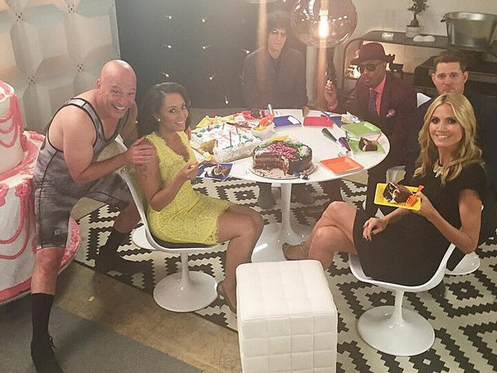Heidi Klum (r.) und Mel B (l.) feiern den 40sten Geburtstag der Sängerin. Auch die "America's Got Talent"-Juroren Howie Mandel (l-r) Moderator Howard Stern und Nick Cannon, sowie Ex-Juror Piers Morgan sind mit von der Partie