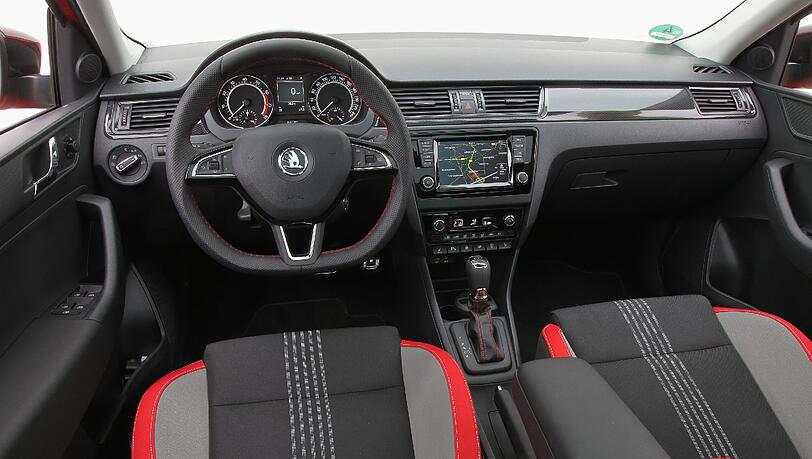 Im Innenraum des Skoda Rapid wurde lediglich das Kombi-Instrument umgestaltet. Im Innenraum des Skoda Rapid wurde lediglich das Kombi-Instrument umgestaltet.