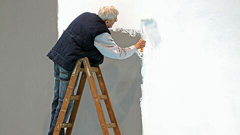 Ein älterer Herr streicht eine Wand auf der Leipziger Messe. Immer mehr Rentner brauchen Minijobs, weil ihnen die Rente nicht ausreicht.