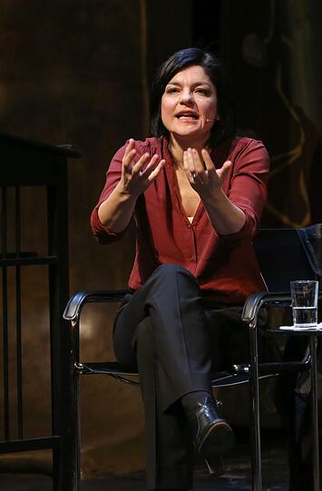 &bdquo;Der Schlüssel dazu, in Deutschland respektiert zu werden, ist gut zu arbeiten", sagt Schauspielerin Jasmin Tabatabai. Sie ist als Tochter einer deutschen Mutter und eines iranischen Vaters in Teheran und Planegg aufgewachsen.