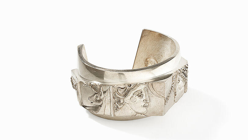 Armschmuck aus dem 20. Jahrhundert von Thomas Gentille. Armschmuck aus dem 20. Jahrhundert von Thomas Gentille.