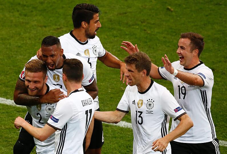 Herzlichen Glückwunsch zum Hammer-Kopfball: Die DFB-Kicker gratulieren Shkodran Mustafi (l.) zu seinem Siegtreffer.