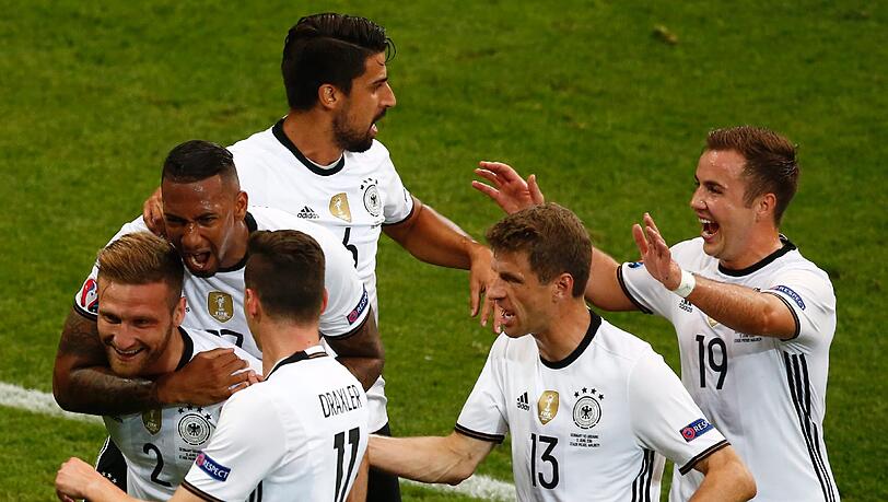 Herzlichen Glückwunsch zum Hammer-Kopfball: Die DFB-Kicker gratulieren Shkodran Mustafi (l.) zu seinem Siegtreffer. Herzlichen Glückwunsch zum Hammer-Kopfball: Die DFB-Kicker gratulieren Shkodran Mustafi (l.) zu seinem Siegtreffer.