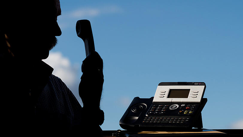 Die Trickbetrüger gaben sich am Telefon und vor Ort als Mitarbeiter der Münchner Stadtwerke aus. (Symbolbild)