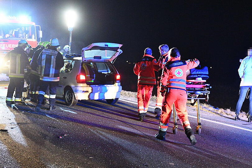 Beim Unfall in Grabenstätt erlitten drei Personen Verletzungen. Die Bilder von der Landstraße.
