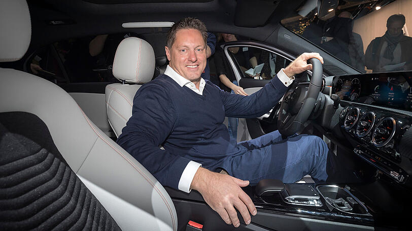 Zeigt das radikal erneuerte Interieur: Mercedes-Design-Chef Gordon Wagener.