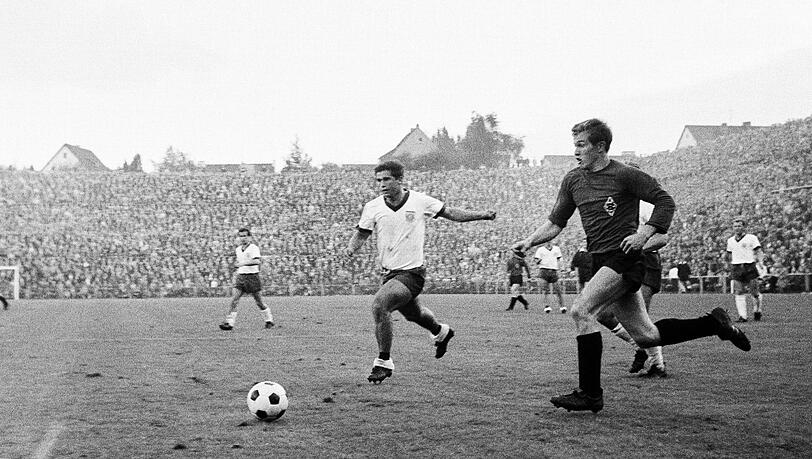 Sprint der Stürmerlegenden: Gerd Müller (l.) und Jupp Heynckes beim ersten Bundesliga-Spiel zwischen Bayern und Gladbach 1965. Sprint der Stürmerlegenden: Gerd Müller (l.) und Jupp Heynckes beim ersten Bundesliga-Spiel zwischen Bayern und Gladbach 1965.
