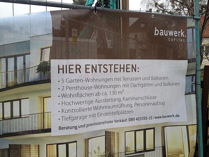 An der Ecke Naupliastraße, gleich gegenüber der beiden Supermärkte, entsteht ein schickes neues Gebäude. Und dafür drischt ein monströser Bohrer riesige Stahlträger in die Erde.