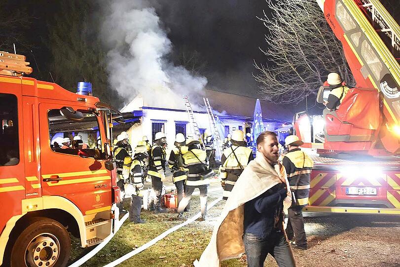 Während der Weihnachtsfeier des FC Teutonia München brach im Vereinsheim Feuer aus. Die Bilder.