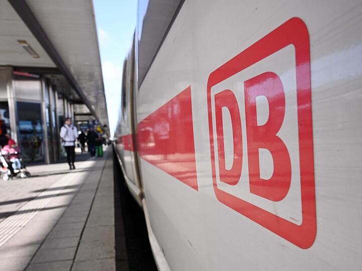 Nur wenige Fahrgäste und Pendler warten am Morgen im Nürnberger Hauptbahnhof. Foto: Martin Schutt/dpa-Zentralbild/dpa/Archivbild