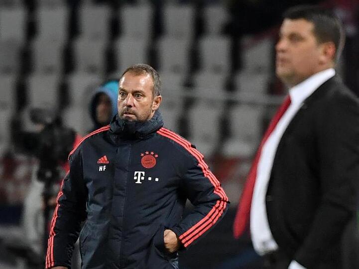 Münchens Trainer Hansi Flick verfolgt das Spielgeschehen. Foto: Sven Hoppe/dpa