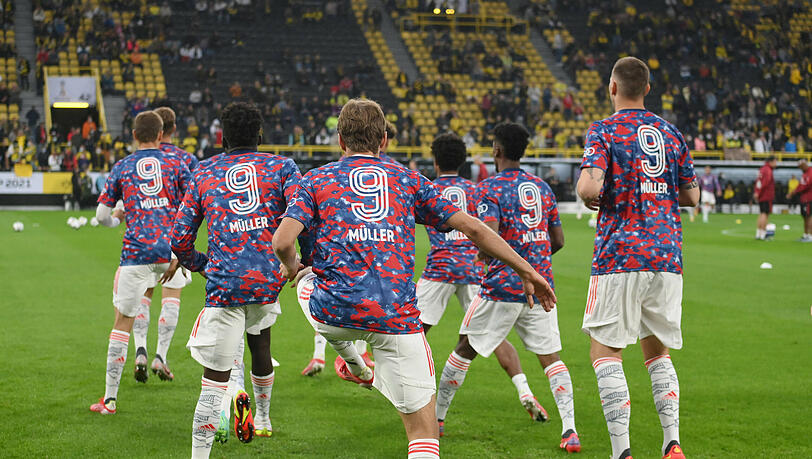 Die Bayern beim Aufwärmen mit den speziellen Müller-Trikots.