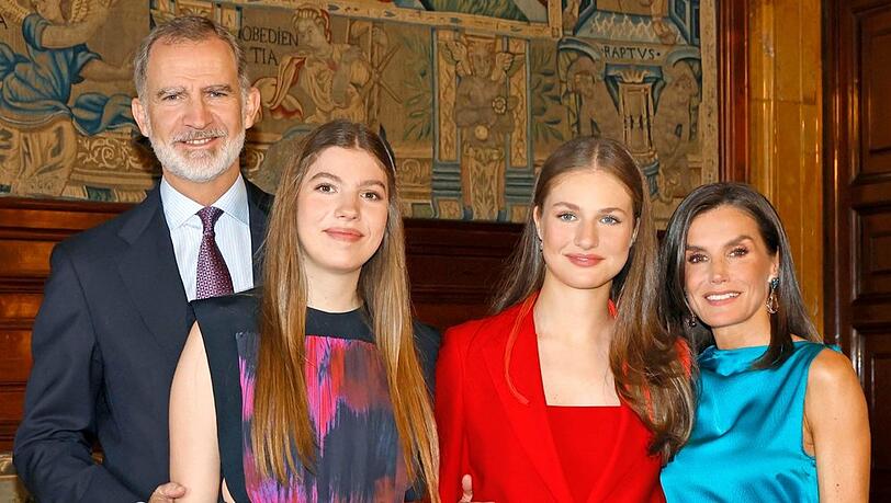 König Felipe, Infantin Sofía, Thronfolgerin Leonor und Königin Letizia strahlen auf dem Bild der Weihnachtskarte. Es wurde zum zehnten Jubiläum der Proklamation aufgenommen. König Felipe, Infantin Sofía, Thronfolgerin Leonor und Königin Letizia strahlen auf dem Bild der Weihnachtskarte. Es wurde zum zehnten Jubiläum der Proklamation aufgenommen.