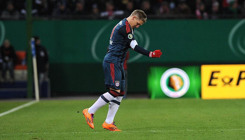 BASTIAN SCHWEINSTEIGER NOTE 3
Endlich das Comeback. 25 Minuten zum Reinschnuppern, als Kapitän für Lahm. 37 Pässe spielte er &ndash; viel!