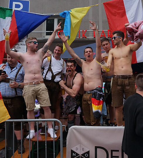 München steht Kopf und feiern den Einzug der deutschen Nationalmannschaft ins Halbfinale der Weltmeisterschaft!