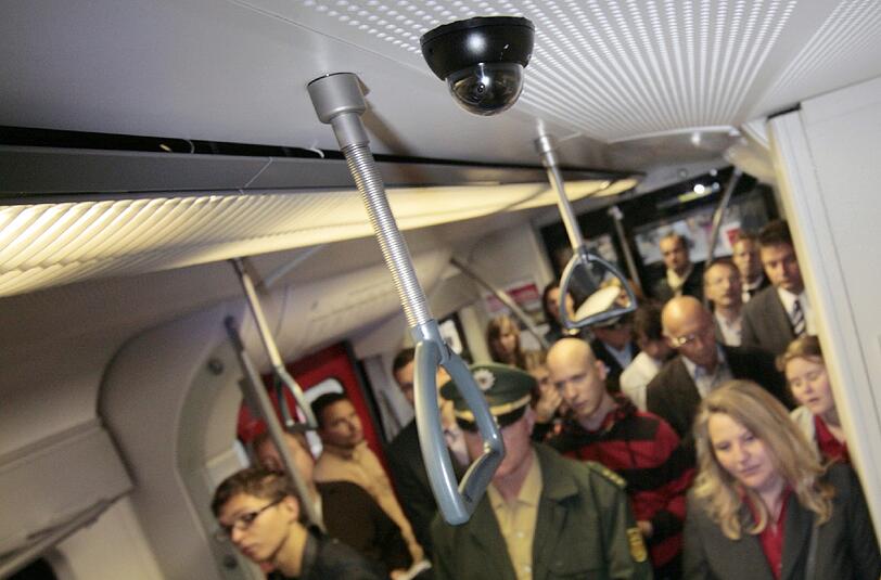 Mittlerweile keine Seltenheit mehr: Videoüberwachung in der Münchner S-Bahn.