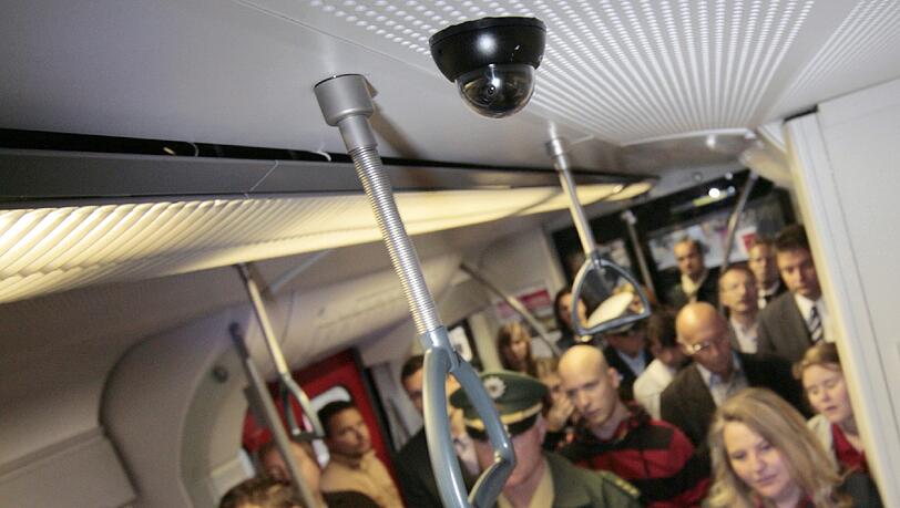 Mittlerweile keine Seltenheit mehr: Videoüberwachung in der Münchner S-Bahn. Mittlerweile keine Seltenheit mehr: Videoüberwachung in der Münchner S-Bahn.