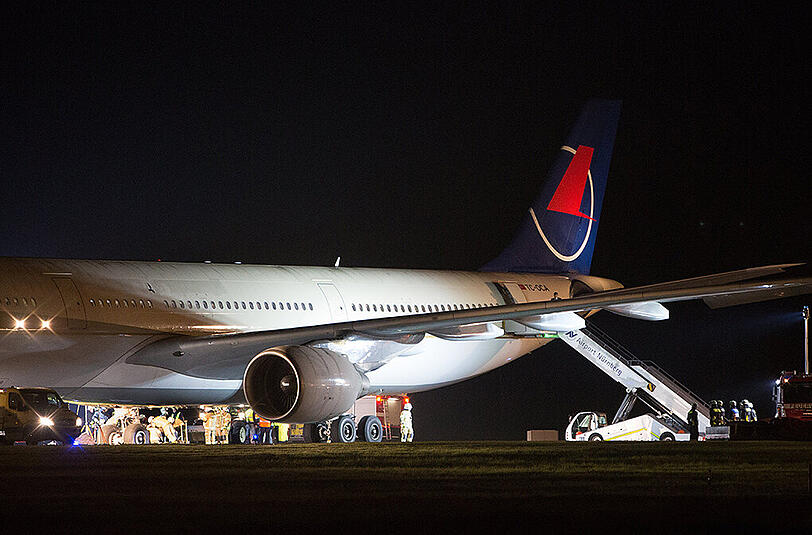 Bei der Landung auf dem Nürnberger Flughafen ist ein Airbus A330 von der Landebahn gerutscht. Die Bilder von der Bergung.
